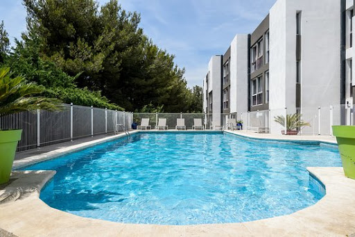 Bienvenue à l'Hôtel Saint Roch ! Un hôtel* avec piscine à seulement quelques minutes du centre ville de la ville de Martigues.