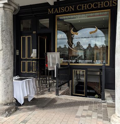 La Maison CHOCHOIS vous propose un concept unique : une boucherie d'un côté / un restaurant de l'autre