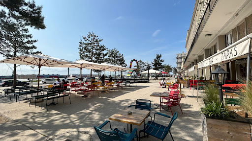 Bar et Resto sur l'un des quais historique du Havre. P’tit Déj’ / Brunch le matin. Resto le midi. Snack & Goûter l’après-midi. Tapas & Resto le soir