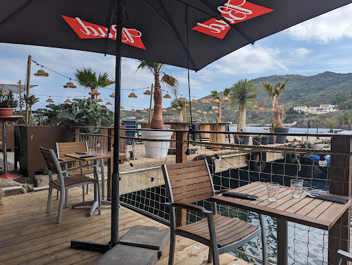 Restauration et bar dans une ambiance sympathique au bord de l'eau avec une vue magnifique sur le cap béar.