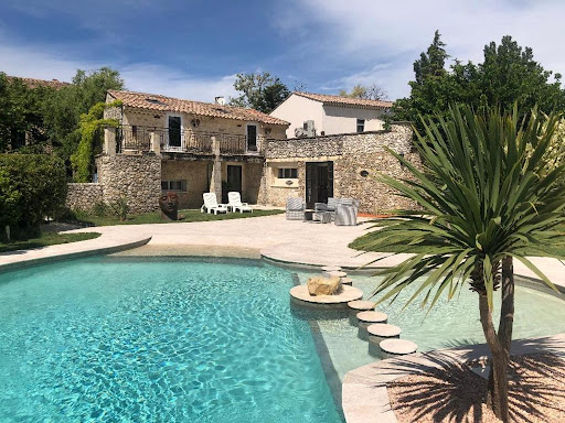 ✅ SITE OFFICIEL | Hôtel piscine à Valaurie situé au cœur du village de Valaurie entre Montélimar et Grignan : chambres