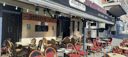 Soyez les bienvenus au Bistrot parisien Atelier 103. La cuisine est ouverte toute la journée.