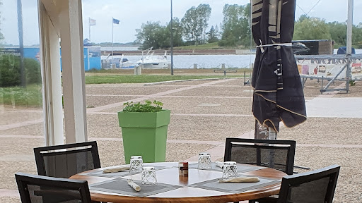 La brasserie du port Dienville est ouverte tous les jours de mars à octobre. Grande terrasse disponible.