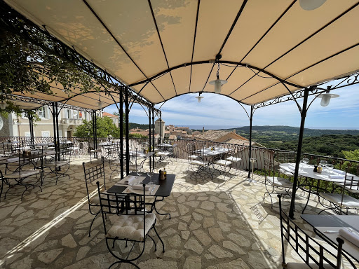 L’Écurie du Castellas est un hôtel de charme située sur le point dominant du village de Ramatuelle