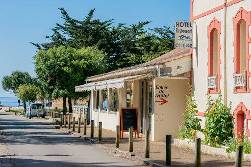 31 chambres ainsi qu’un restaurant tous deux situés dans un cadre privilégié bercés au rythme des vagues à l’ombre des pins. Entre Jard et Longeville sur mer