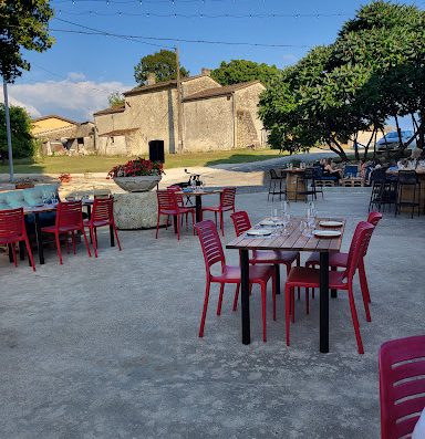 Le Domaine d'Arpaillan est une propriété viticole depuis 1900. On produit du vin sur les terres de l'entre deux mers et St Emilion