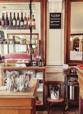 Cuisine maison et de saison qui fait la part belle aux légumes et produits locaux dans un restaurant au décor belle-époque.