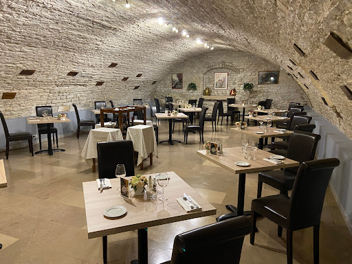 L'HOSTELLERIE DE LA FONTAINE D'ACCOLAY - dans un ancien caveau du XVIIè siècle dans l'Yonne 89 RESTAURANT GASTRONOMIQUE BOUGUIGNON référence au Guide Michelin