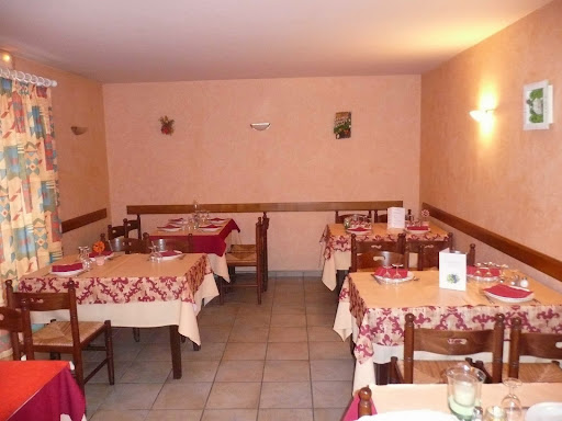 Venez vous restaurer dans notre auberge chaleureuse avec des lits confortables dans des chambres spacieuses et confortables. Nous avons un restaurant avec des produits locaux.