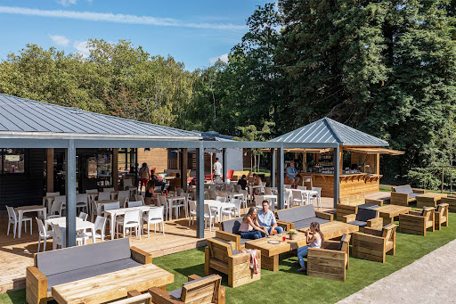 Le restaurant de Nantes Camping est ouvert à tous et propose une cuisine à base de produits frais du marché. Terrasse