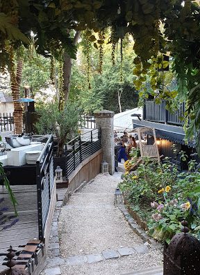 Le Fer à Cheval est un restaurant avec terrasses situé dans le domaine de Saint-Cloud