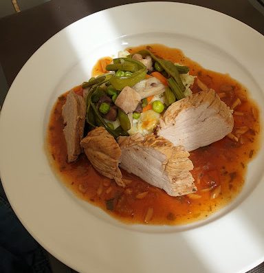 Dans le village de Quiers-sur-Bézonde le Restaurant AU FIL DES ROSES met en valeur le fait-maison