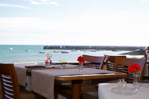 Hotel restaurant trois étoiles au bord de la plage et face à la mer