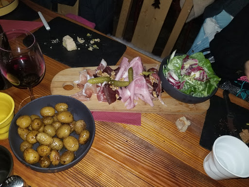 qui proposent une cuisine raffinée et une terrasse ensoleillée à Courchevel Le Praz.