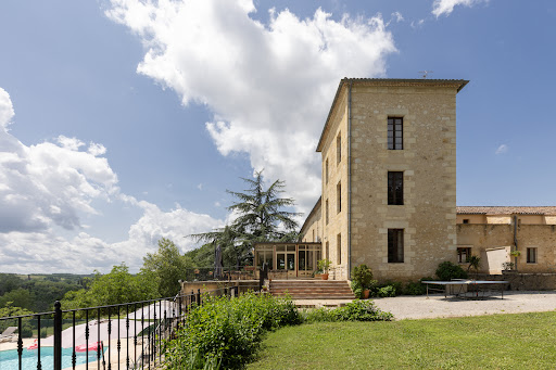 Château-Hôtel Saint Emilion - Le Château de Sanse vous ouvre ses portes pour toutes vos escales et pour tous vos événements. Réservez votre escale dans notre château-hôtel de charme tout près de Saint-Emilion.