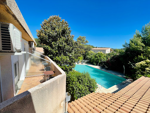 L'Hostellerie Saint-Benoit à Aniane hôtel dans l'Hérault à côté de Saint-Guilhem-le-Désert vous accueille pour vos vacances ou pour vos séminaires.