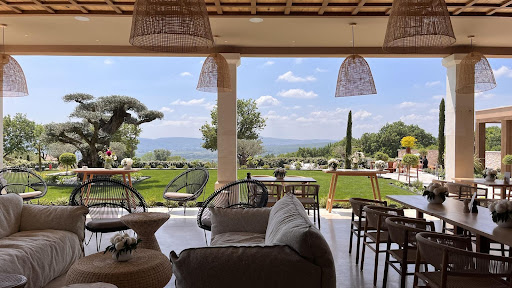 Site Officiel ✅ Cuisine provençale à base de produits locaux dans notre restaurant entouré de verdure et doté d'une terrasse couverte et d'un jardin.