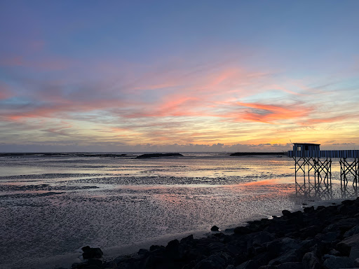 Dressée au bord de l’Océan Atlantique dans la région Sud-Ouest de la France