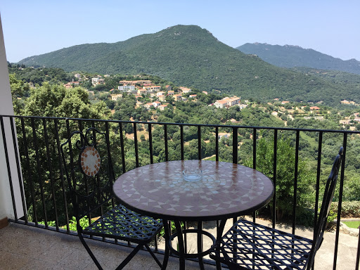 Hôtel centre de Sartène avec vue panoramique mer et montagne. Restaurant avec vue sur le golfe de Propriano. Chambres climatisées. WIFI...