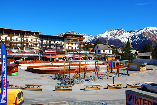 Situé au centre de la station de ski d'Auron