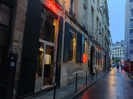 Dans un hôtel particulier jouissant d'une belle cour