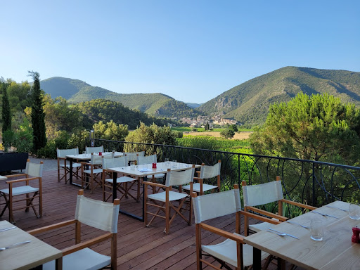 Le restaurant l'Escapade vous offre une vue panoramique imprenable. Service le soir en terrasse. Produits frais du terroir et vins locaux.