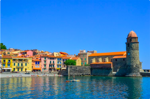 L'Hotel Les Paquebots est à Port Vendres dans les Pyrénées Orientales disposant de chambres équipées pour votre séjour. Proche de l'Espagne