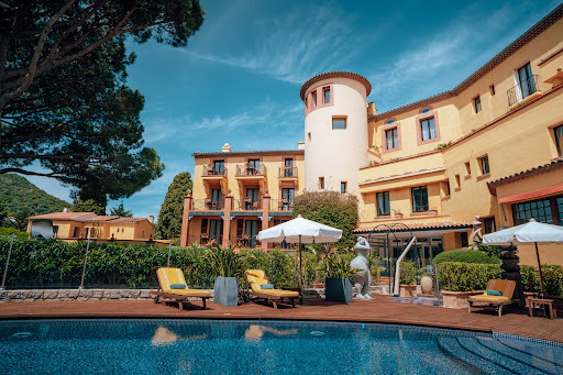 Hôtel Ermitage de l'Oasis & Spa . Séjour de charme à Mandelieu-la-Napoule. Baie de Cannes. Piscine extérieure chauffée. Collection d'art.