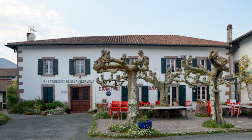 L'hôtel-restaurant Barbera est situé au coeur du petit village de Bidarrai entouré de verdure et de nature. Venez prendre un bol d'air pur !