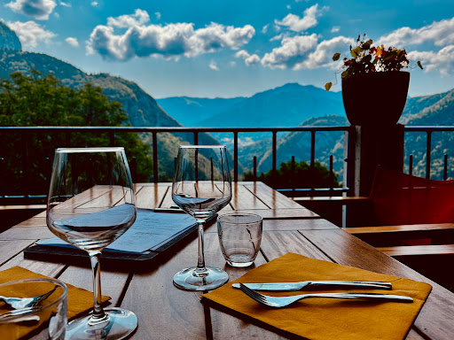 Pompon est un restaurant situé sur le massif de la Chartreuse