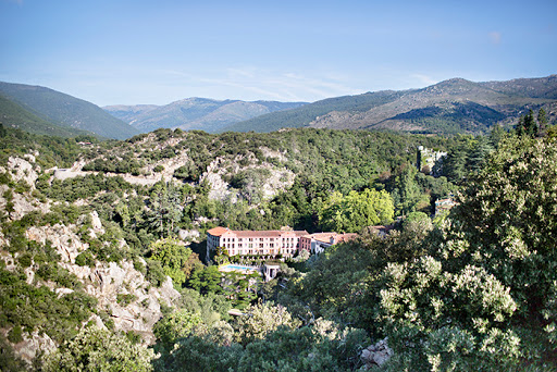 Dans un cirque de collines méditerranéennes aux mille senteurs