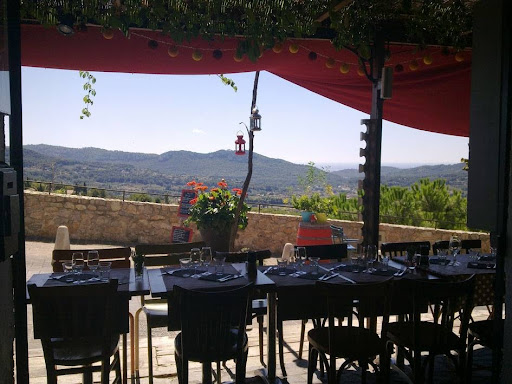 Dégustez des plats faits maison avec des ingrédients de la région et réalisés par un chef passionné. Le tout dans une atmosphère chaleureuse.