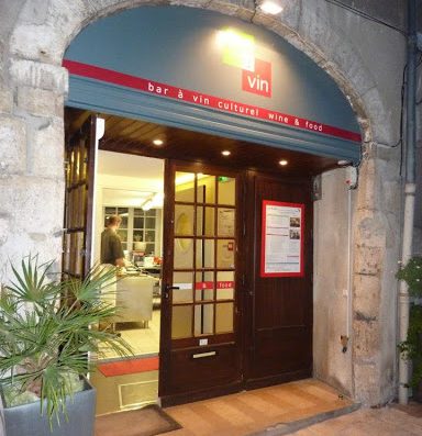 Restaurant atypique situé au cœur du quartier Historique de la vieille ville d’Orléans dans une cave voutée du XIII/XVème siècle.