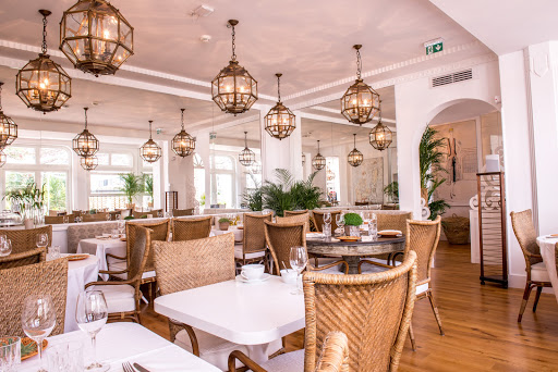 LA PALMERAIE est un lieu de vie unique à La Baule. Un charmant hôtel et restaurant niché sous les pins à 100 mètres de la magnifique plage de La Baule.