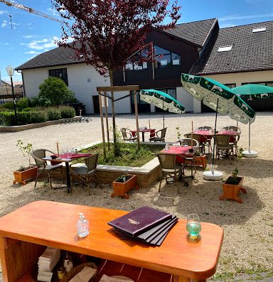 Le restaurant chez Arno se situe au centre de Segny