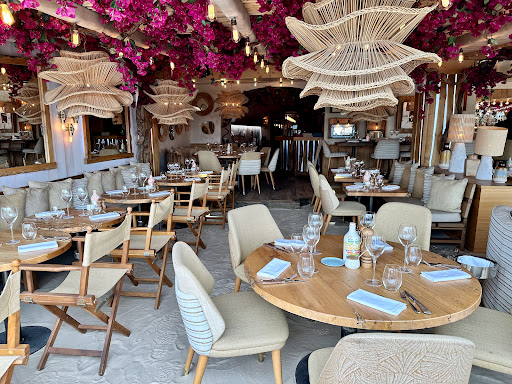 découvrez le restaurant La Petite Plage et sa cuisine contemporaine signée par le chef étoilé Eric Frechon.