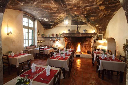 Venez découvrir le Château de Servanes à Mouriès un Hôtel / Restaurant au bord des Alpilles et entouré d’un magnifique Golf de 18 trous. Un hôtel de charme où l’on ressent cette ambiance chaleureuse des maisons d’autrefois.