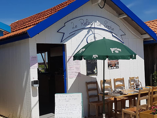 Restaurant avec vue sur le port : réservez une table au restaurant Le Relais de Sophie. Profitez en terrasse d'un cocktail avec plat de fruits de mer frais.