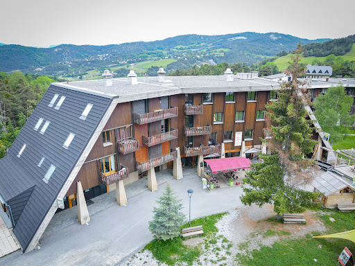 Réservez à l’HÔTEL LE SAINT JEAN lors de vos séjours en région PACA. L’hôtel restaurant est établi à Montclar.