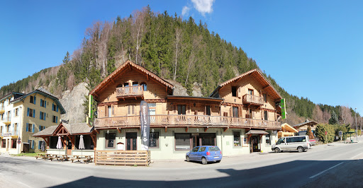 Stay at Vert Lodge in the middle of Chamonix cheaper than you would think. Hotel dorm rooms