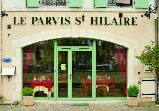 Le Parvis Saint-Hilaire vous accueille au sein de son restaurant au Mans. Convivialité