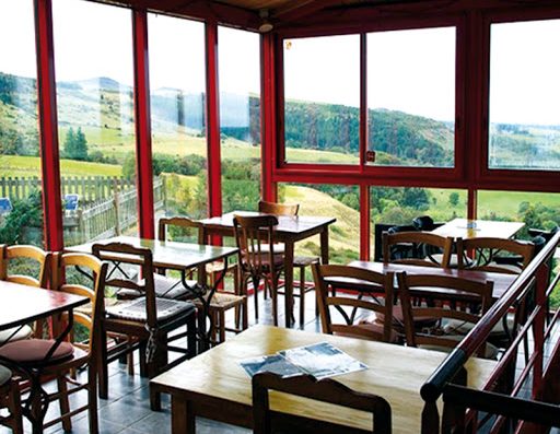 Gîte et auberge de montagne à Orcival en Auvergne. Le café du lac Servières vous propose de l'hébergement et un restaurant à 300m du lac.