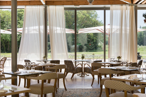 Découvrez le restaurant L'Orangerie de l'hôtel Château De Fonscolombe.  Une cuisine rythmée par les saisons aux accents provençaux. Dégustez la cuisine du chef Marc Fontanne sur nos terrasses ensoleillées.