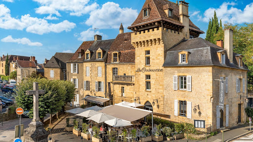 L'hôtel restaurant La Couleuvrine à Sarlat-La-Canéda est un hôtel situé en plein centre de Sarlat. Venez profiter d'une des 26 chambres de cet Hôtel Sarlat au cœur du Périgord Noir.