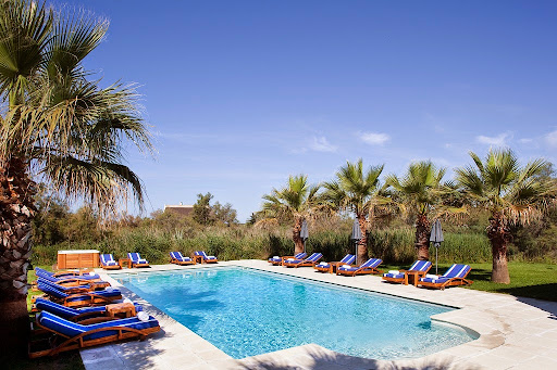 Séjournez au cœur de la Camargue dans l'Hôtel Restaurant Spa 4* Mangio Fango. Découvrez les Saintes Maries de la Mer depuis notre hôtel.