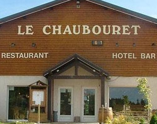 Situé au pied des pistes de randonnée et de ski de fond au col de la croix de Chaubouret