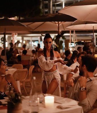 Embarquez pour une échappée culinaire inédite sur la plage Miramar à Cannes. Profitez d’un moment de détente au bord de l’eau.