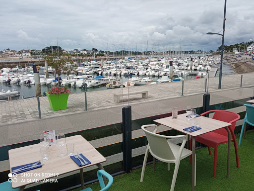 Situé en face du port d'Étel