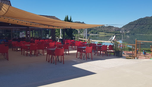 Sur place ou à emporter profitez d’une magnifique vue depuis le restaurant sur le lac du lit du roi