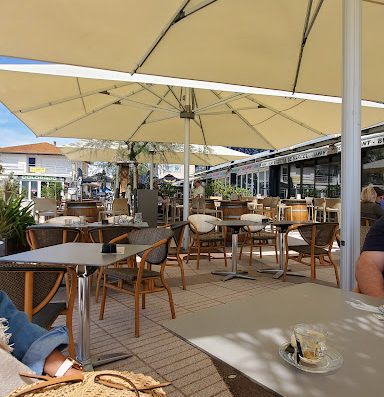 Le restaurant Les Tamaris est situé à Andernos les Bains. Les Tamaris dispose d'une vue sur le Bassin d'Arcachon. Le restaurant est ouvert tous les jours de l'année.